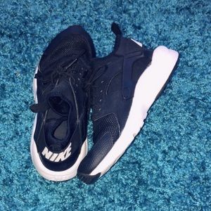 Black Huaraches Nike